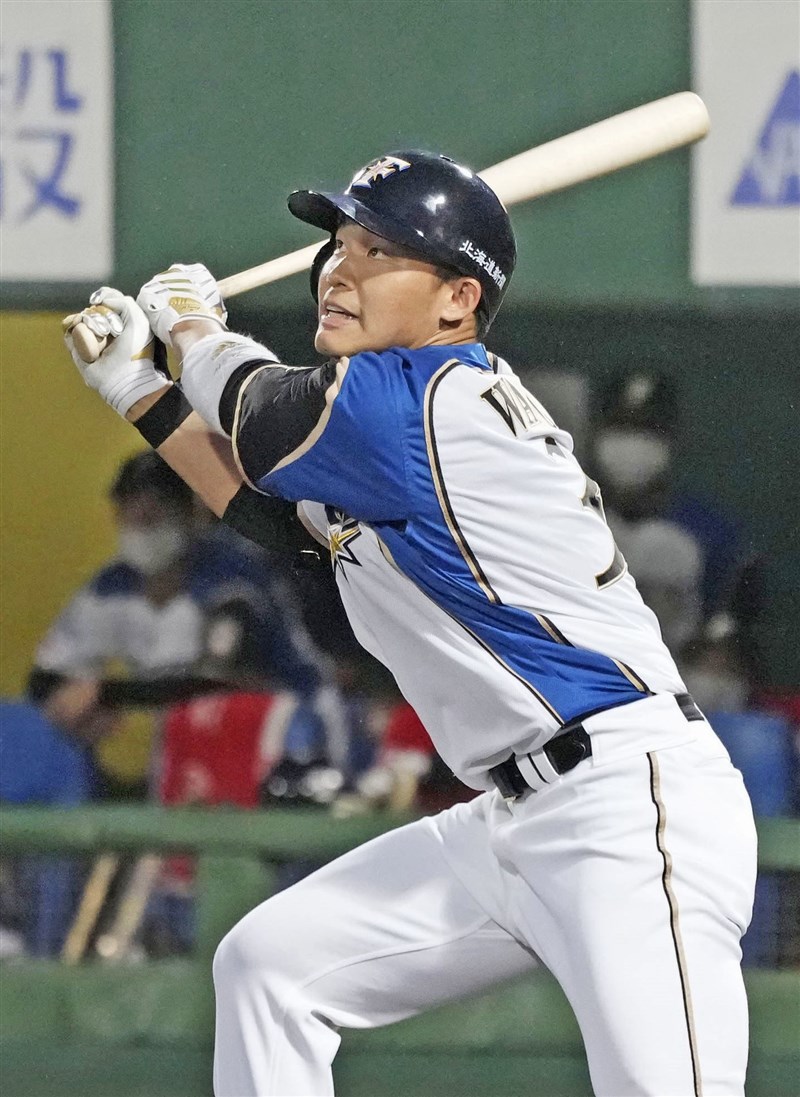 日本火腿鬥士隊野手王柏融6日敲出左外野方向超前比分2分砲，為個人本季第6轟，幫助球隊取得3比1領先。（共同社）
