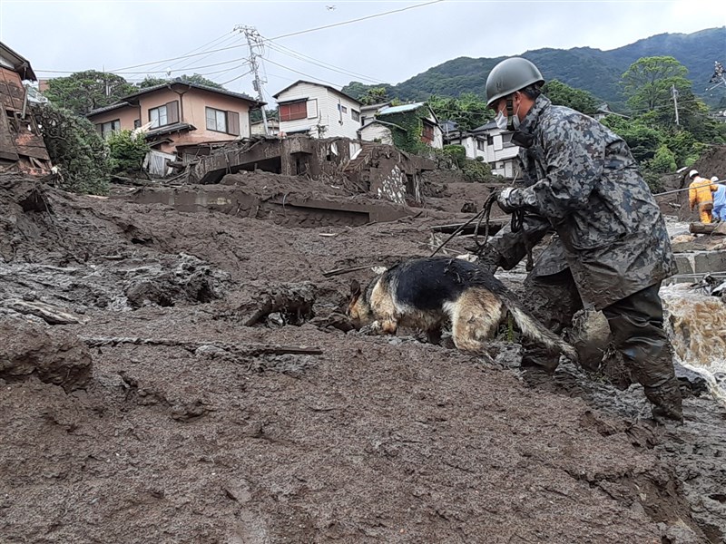 日本靜岡縣熱海市伊豆山地區3日發生大規模土石流,至少造成4死29失聯,其中隸屬自衛隊的搜救犬奮力搜救的畫面,感動不少日本網友。(圖取自twitter.com/JASDFhamamatsu)