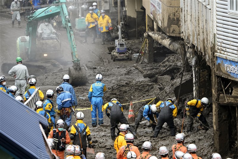 日本靜岡縣熱海市伊豆山地區3日發生大規模土石流,救援黃金72小時將至,目前仍有24人失聯。圖為日本警消與自衛隊搜救情形。(共同社)