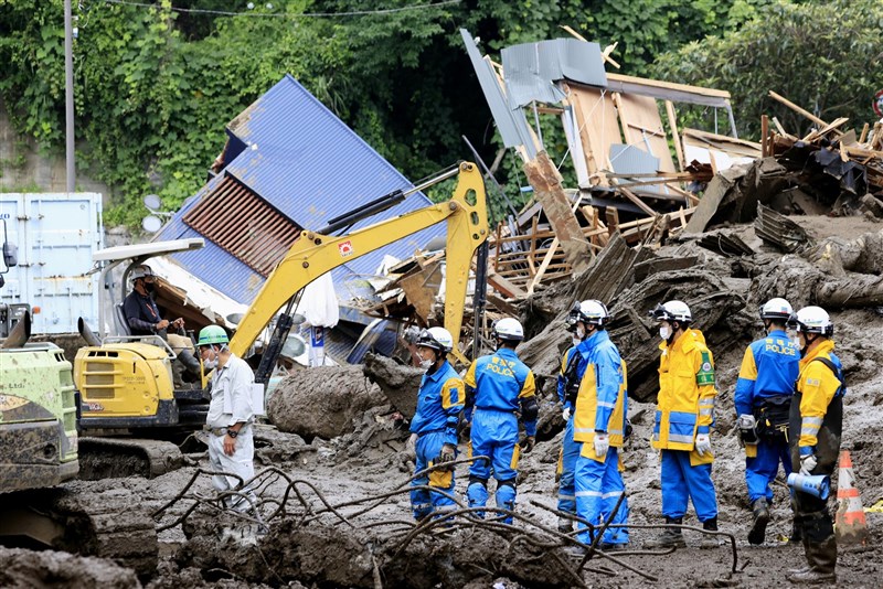 日本靜岡縣熱海市伊豆山地區3日發生大規模土石流,至今超過黃金72小時,而失聯人數上升到29人。(共同社)