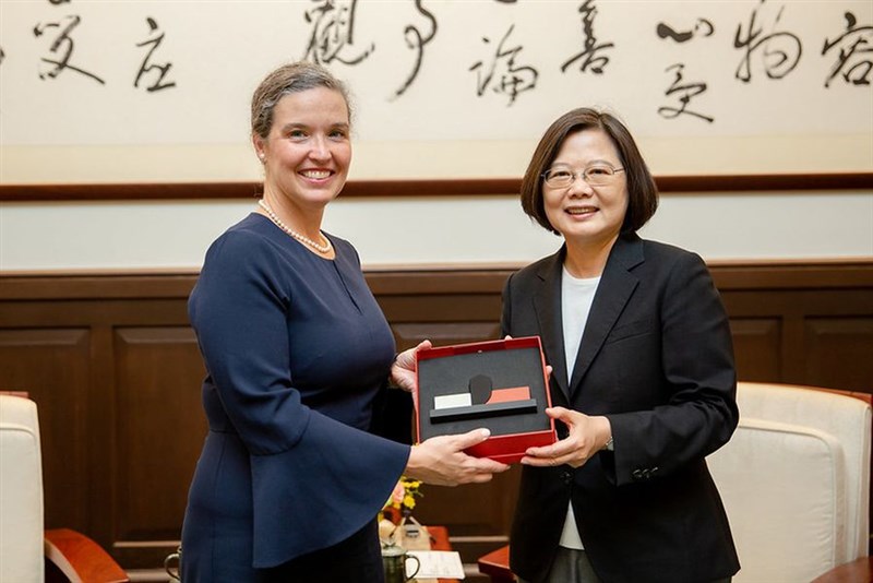 美國在台協會(AIT)6日宣布,國務院亞太副助卿孫曉雅(左)將出任AIT台北辦事處處長,預計夏天履新。圖為2019年孫曉雅出席台美第一次「太平洋對話」。右為總統蔡英文。(總統府提供)