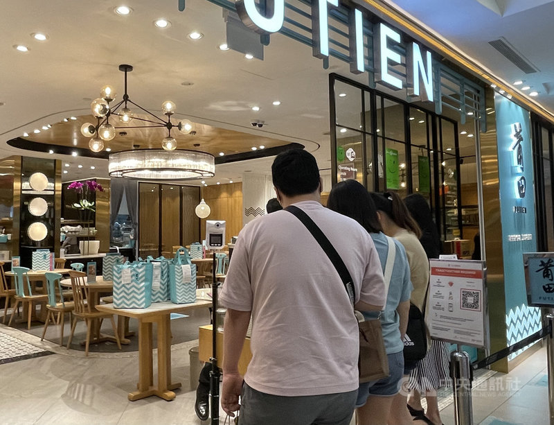 因防疫需求,新加坡目前限制餐廳內用最多2人,多數民眾仍選擇外帶,圖為當地一家商場內的餐廳。攝於7月4日中央社記者侯姿瑩新加坡攝 110年7月7日