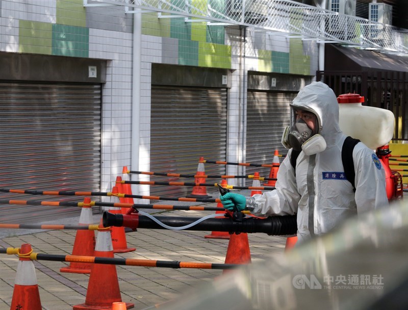 台北市環南市場先前驗出不少PCR陽性,市府7日在雙園國中設篩檢站,讓環南市場從業人員、周邊里民等前來篩檢。國軍化學兵進行場域消毒。中央社記者郭日曉攝 110年7月7日