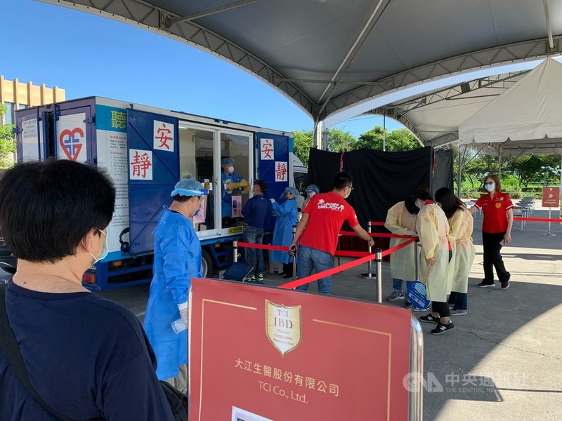 大江生醫7日在屏東舉辦股東會,疫情期間在股東進場前提供免費快篩。(大江生醫提供)中央社記者韓婷婷傳真 2021年7月7日