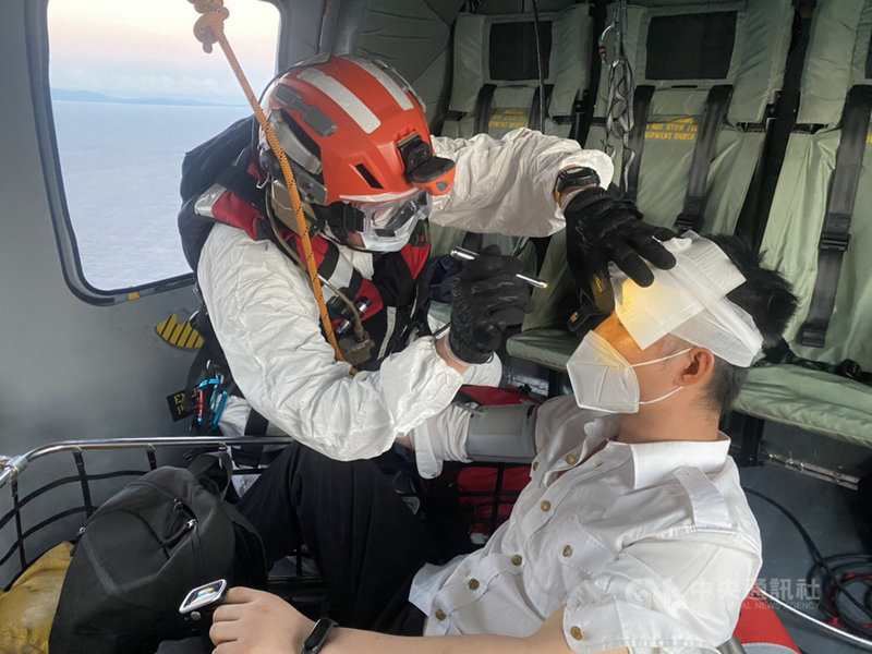 空勤總隊第三大隊第一隊109年底加入6架「直升機界勞斯萊斯」黑鷹直升機，7月投入救難，6日黑鷹直升機首次完成海上救援，將中國籍船員接回後，交由地面救護車醫療後送。（空中勤務總隊高雄小港機場駐地勤務第三大隊第一隊提供）中央社記者蔡孟妤傳真  110年7月7日