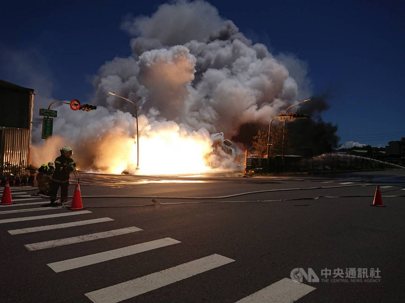 高雄市小港區高坪七路一處工廠外7日上午發生火警,現場冒出大量白煙,消防人員到場後發現,工廠外一處空地堆放的鎂合金引發火勢,且持續延燒,消防人員持續滅火搶救。(高雄市政府消防局提供)中央社記者蔡孟妤傳真 110年7月7日