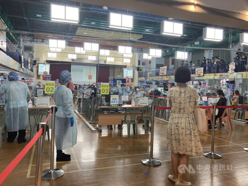 台北市幼兒園及兒童課後照顧中心教職員工開始施打疫苗,教育局長曾燦金7日視察疫苗施打狀況,並感謝前來支援醫護及行政人員,讓接種作業相當順暢,一定能在開學之前打完。中央社記者陳昱婷攝 110年7月7日