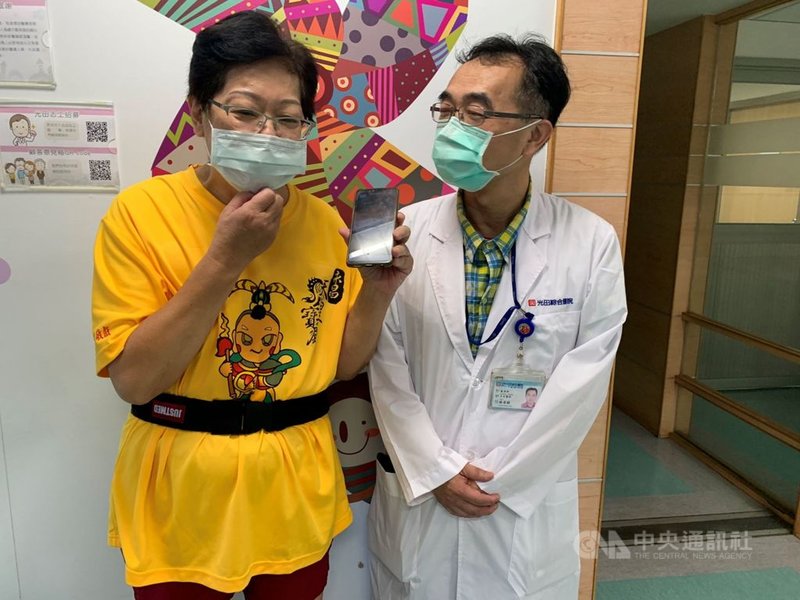 新北市65歲婦人5月確診武漢肺炎，北病南送到光田綜合醫院治療，插管21天後拔管，已解隔離。圖為婦人（左）與兒子視訊通話，並對醫護表達感謝。中央社記者趙麗妍攝 110年7月7日