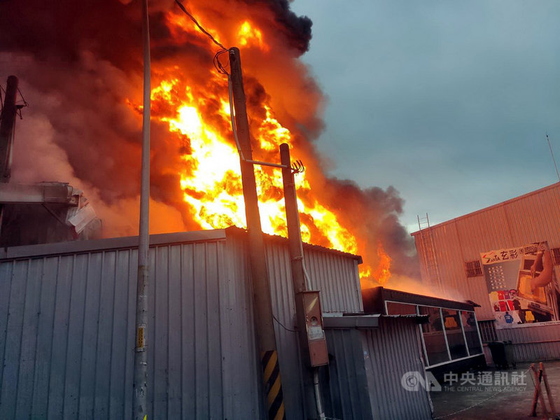 新北市樹林區佳園路一處鐵皮工廠集中區7日傍晚發生火警，火勢猛烈，共燃燒3間工廠，所幸未傳人員傷亡。（民眾提供）中央社記者黃旭昇新北市傳真  110年7月7日
