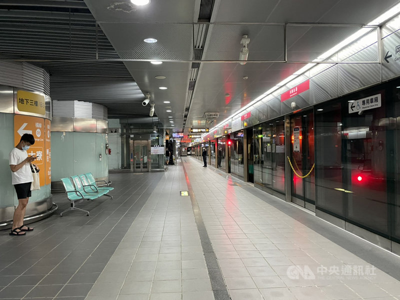 高雄捷運是全國唯一民營的都市大眾捷運公司,受武漢肺炎疫情衝擊,高捷運量自疫情3級警戒後銳減95%,到年底恐怕損失高達新台幣12.93億元。中央社記者蔡孟妤攝 110年7月7日