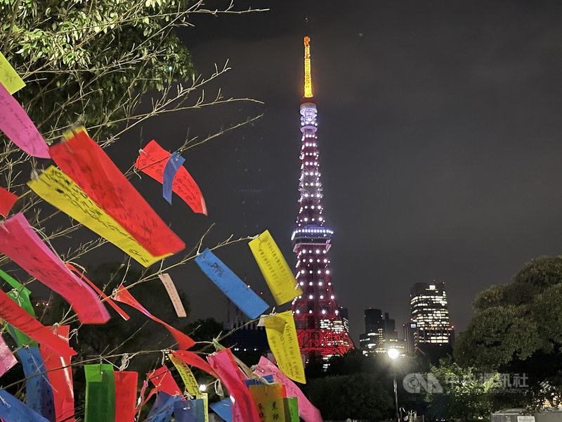 在日本,七夕是個向天神許願的日子。很多民眾會將許願卡、吊飾掛在許願竹上。圖為東京增上寺旁的芝公園就設有讓民眾掛許願卡的竹子,有民眾寫著「盼疫情早日平息」。中央社記者楊明珠東京攝 110年7月7日