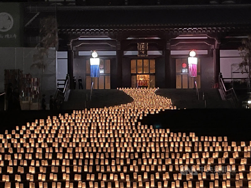 東京增上寺近年來七夕夜的「和紙燭光燈活動」吸引成千上萬民眾觀賞,去年受2019冠狀病毒疾病(COVID-19 )影響取消,今年7月6、7日縮小規模舉辦。中央社記者楊明珠東京攝 110年7月7日