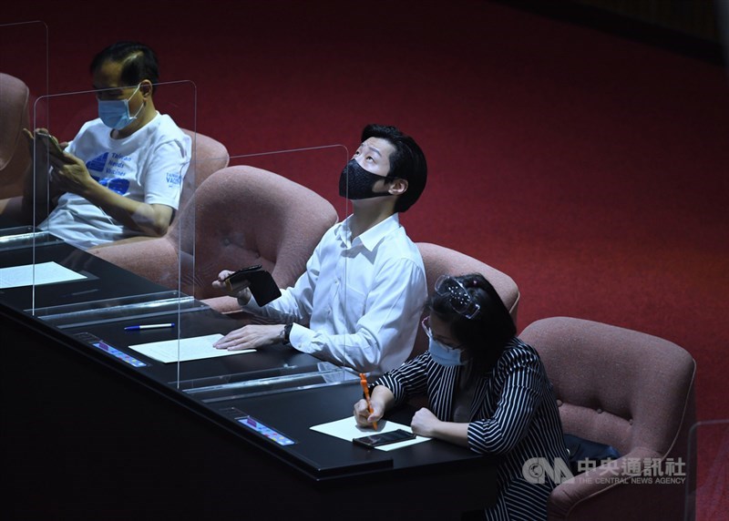立法院7日召開全院委員談話會,近日被萬華環南市場議題環繞的無黨籍立委林昶佐(中)出席與會。中央社記者王飛華攝 110年7月7日