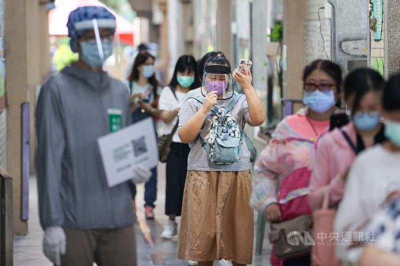 台北市幼兒園、安親班教職員7日起施打莫德納疫苗,有民眾配戴口罩及面罩前來排隊,等待接種。中央社記者鄭清元攝 110年7月7日