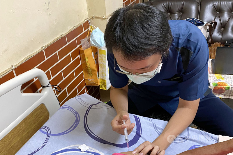 奇美醫學中心整合醫療中心暨老年醫學科主任蔡岡廷(圖)近日到接受居家醫療照顧的個案家中,為長者施打武漢肺炎疫苗。(奇美醫學中心提供)中央社記者楊思瑞台南傳真 110年7月7日