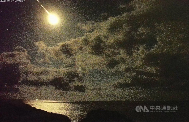 台灣東部7日凌晨夜空出現巨大隕石劃過天際場景,並伴隨巨大火光,閃爆照亮了太平洋海面。(截圖東管處即時影像攝影)中央社記者盧太城台東傳真 110年7月7日