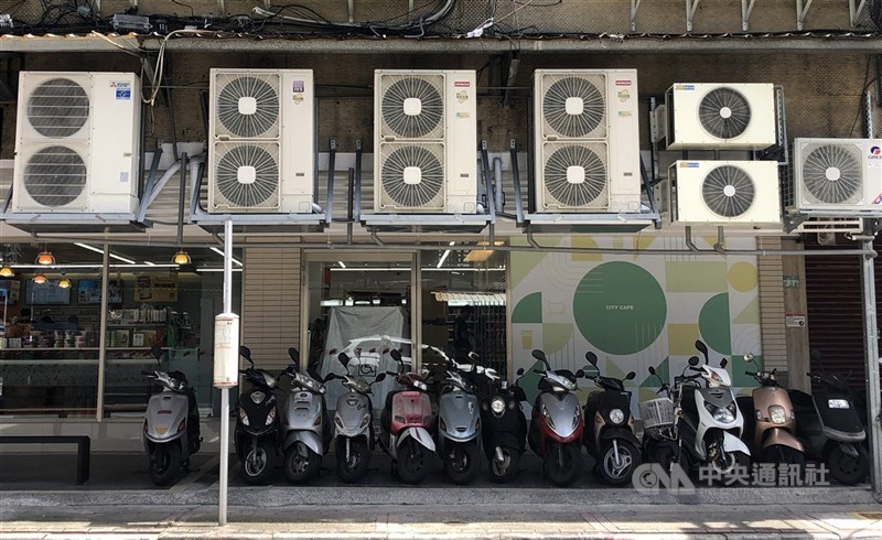 繼核二廠1號機日前停機、提前除役,核二廠2號機7日上午降載進行檢修,電力供需狀況來到「供電吃緊」黃燈。(中央社檔案照片)
