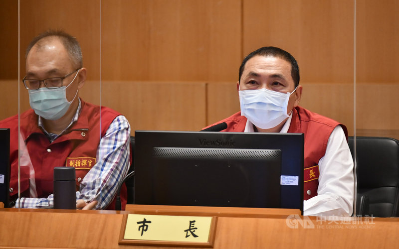 新北市長侯友宜(右)7日在市政會議中表示,三重區「湯城園區」因有員工篩檢「陰轉陽」,重啟篩檢與消毒。(新北市府提供)中央社記者黃旭昇新北傳真 110年7月7日