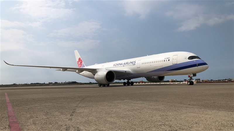 台灣自行採購的62.6萬劑AZ疫苗,7日下午由中華航空班機從泰國曼谷運抵桃園國際機場。中央社記者吳睿騏桃園機場攝 110年7月7日