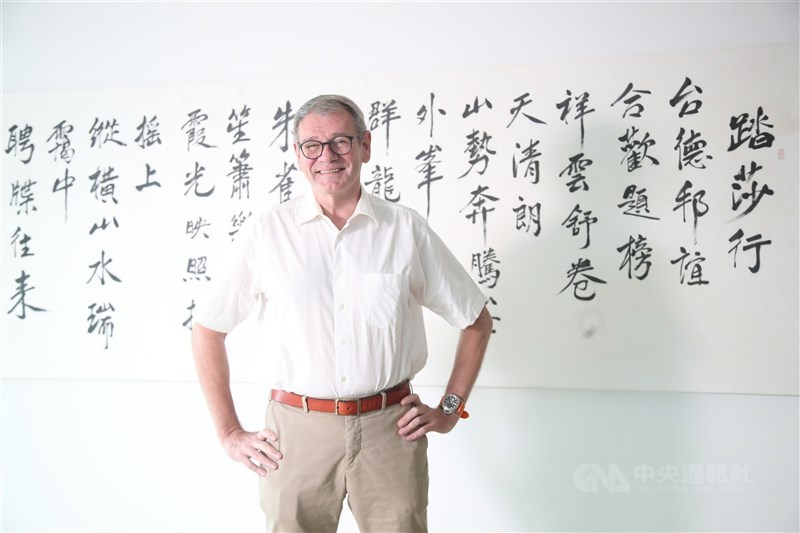 德國在台協會處長王子陶即將離任,7日接受中央社專訪時表示,德國政府希望疫苗交易不受任何政治外力干擾,盼能促成公平交易,因此積極協助台灣購得疫苗。中央社記者張新偉攝 110年7月7日