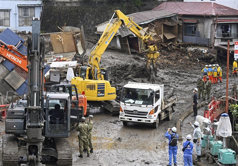 日本靜岡縣副知事難波喬司7日對土石流起點的填土造地施工方法,表達並不適當的看法。圖為警消與自衛隊移除大量泥土,7日持續在熱海市伊豆山地區搜救。(共同社)