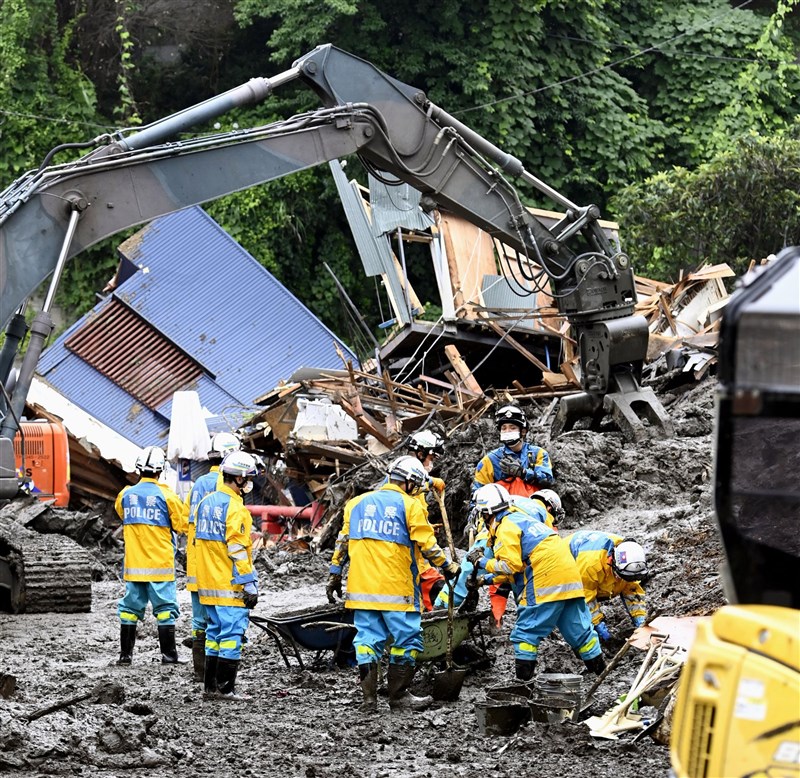 日本靜岡縣熱海市伊豆山地區的土石流浩劫累計7死,另有27人仍失聯待確認,警消與自衛隊徒手搬開大量泥土持續搜救工作。(共同社)