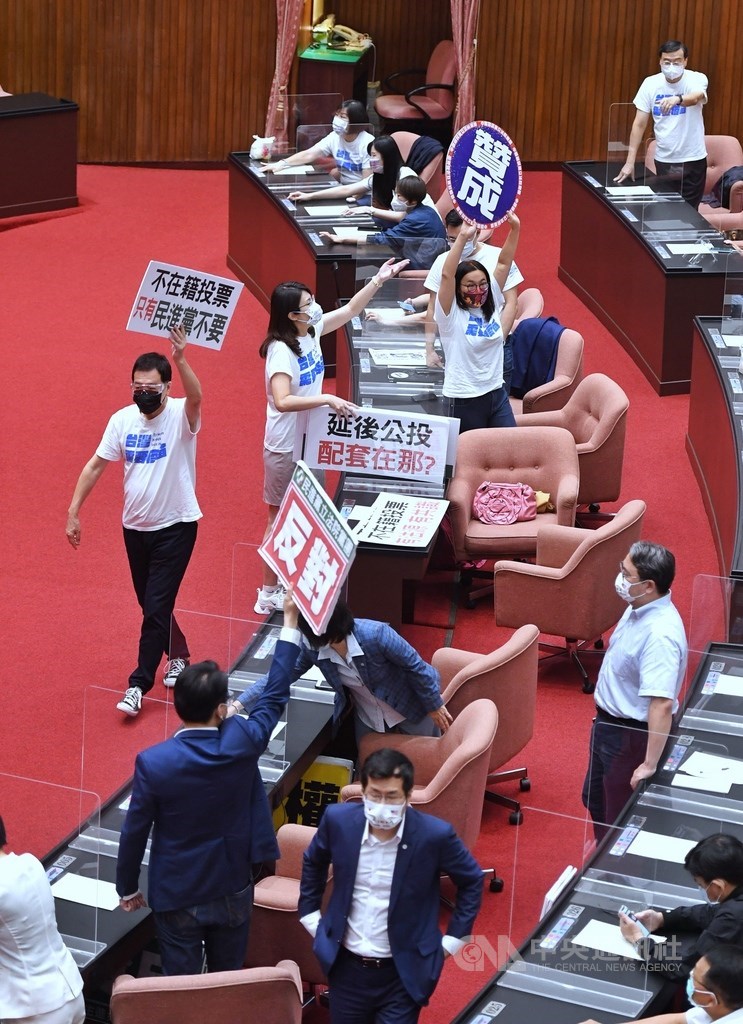 立法院7日針對國民黨團提案召開臨時會,經表決後,因民進黨團反對,國民黨團提案未通過。圖為表決前朝野立委各自高舉看板表達立場。中央社記者王飛華攝 110年7月7日