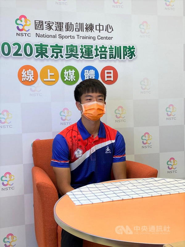 中華射箭男子代表隊這次由二度叩關奧運的魏均珩領軍,帶領初次出征奧運的湯智鈞、鄧宇成前進東京奧運,圖為鄧宇成7日出席國家運動訓練中心舉辦線上媒體日活動。(國訓中心提供)中央社記者黃巧雯傳真 110年7月7日