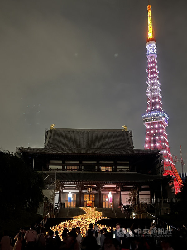 日本人過新曆七夕節,這除了是傳說中牛郎、織女跨銀河相會的日子之外,也是向天神許願日。東京鐵塔施以無限鑽紗光雕與一旁增上寺的銀河點燈相輝映,相當美麗。中央社記者楊明珠東京攝 110年7月7日