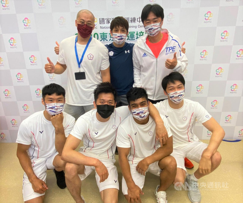 中華隊在2019年世界體操錦標賽男子成隊拿下東京奧運門票,男子好手李智凱(前左2)、唐嘉鴻(前左)這次奧運為保障名額,而游朝偉(前右2)、蕭佑然(前右)透過選拔賽脫穎而出,並由林育信(後中)擔任代表隊總教練,7日眾人出席國訓中心線上媒體日活動。(國訓中心提供)中央社記者黃巧雯傳真 110年7月7日