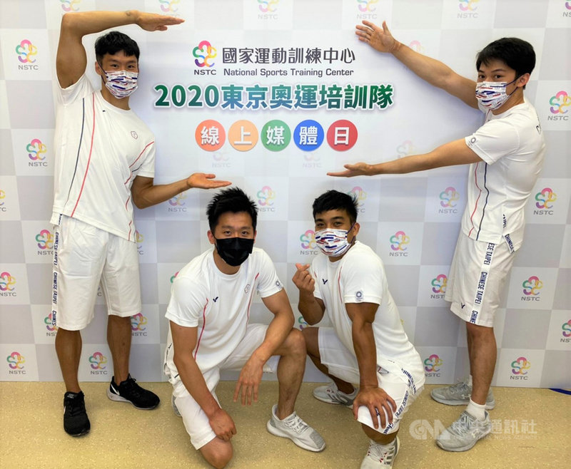 為了備戰東京奧運,體操好手唐嘉鴻(左)從今年5月中全國大專校院運動會開始減重,積極規劃飲食和訓練方式,花了近2個月時間從73公斤降到68公斤,在外界眼裡可能覺得很辛苦,但他自認過程中很享受。(國訓中心提供)中央社記者黃巧雯傳真 110年7月7日