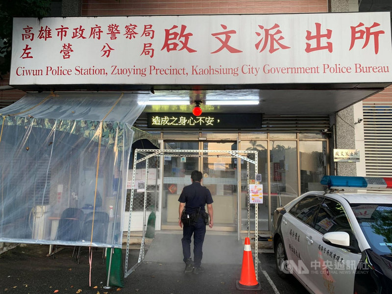 高雄市政府警察局左營分局啟文派出所員警花了2週自己動手做了一座防疫消毒門,成本不到1萬元,讓同事和洽公民眾入內前先消毒,進出多層安全保障。(高雄市警察局左營分局提供)中央社記者蔡孟妤傳真 110年7月8日