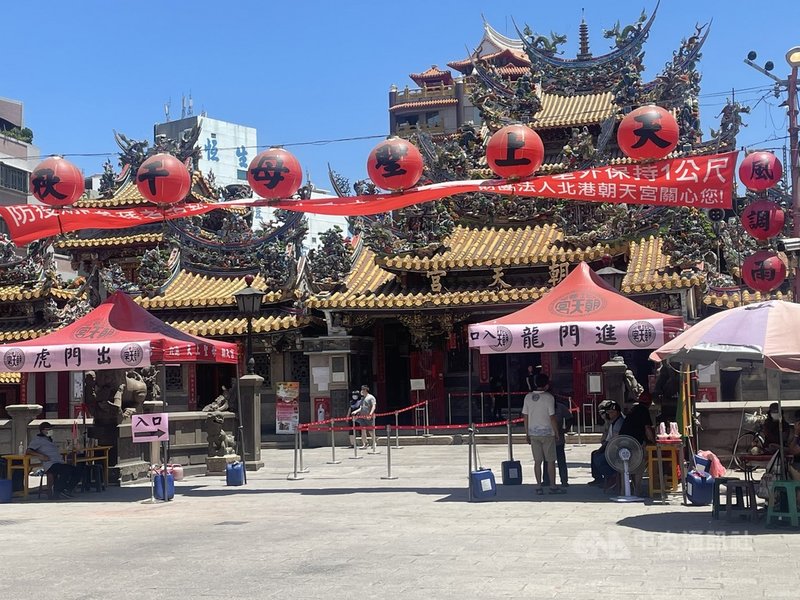 中央流行疫情指揮中心8日宣布,部分場所13日起有條件開放,雲林縣北港朝天宮考量香客來自各縣市,暫時傾向維持現狀管制。中央社記者姜宜菁攝 110年7月8日