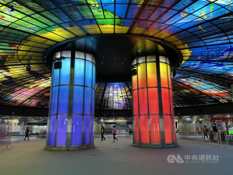 受疫情影響,高雄捷運運量銳減,高雄市府提供高捷土地租金紓困減免,交通局並補助65歲以上長者或55歲以上原住民持敬老卡或疫苗接種單等可免費搭乘。中央社記者蔡孟妤攝 110年7月8日