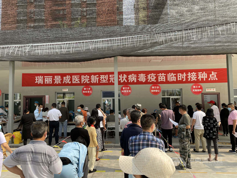 儘管18歲以上人口的疫苗完整接種率已近97%,中國雲南省瑞麗市近日再度爆發COVID-19本土疫情。圖為4月1日,瑞麗進行大規模疫情接種。(中新社提供)中央社 110年7月8日