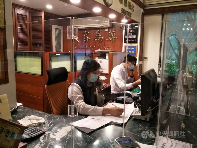 全台13日起部分場所「微解封」,武陵農場8日下午湧入百通訂房電話,人員忙著接電話。(武陵農場提供)中央社記者趙麗妍傳真 110年7月8日