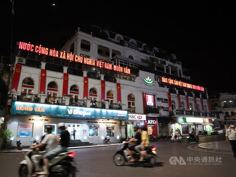 越南COVID-19本土疫情嚴峻,首都河內市再度下令禁止戶外運動。圖為河內市東京義塾廣場(Dong Kinh Nghia Thuc Square)。中央社記者陳家倫河內攝 110年7月8日