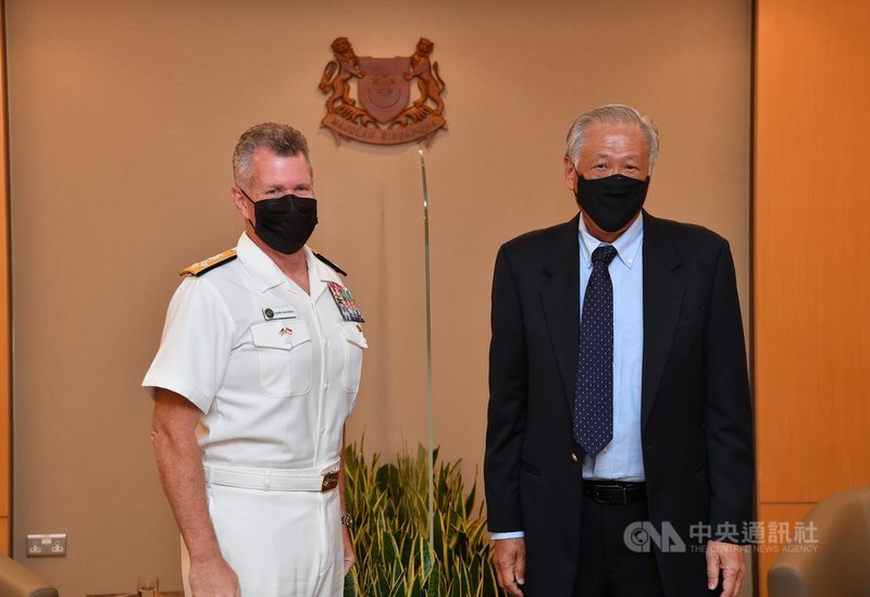 美國太平洋艦隊司令帕帕羅(左)訪問新加坡,8日拜會新加坡國防部長黃永宏。(新加坡國防部提供)中央社記者侯姿瑩新加坡傳真 110年7月8日