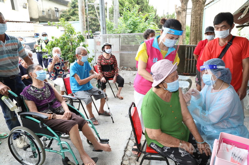 嘉義縣為偏遠地區民眾提供在宅接種武漢肺炎疫苗服務。醫護人員不辭辛苦、上山下海,已為67名長者在宅施打疫苗。(嘉義縣提供)中央社記者蔡智明傳真 110年7月8日