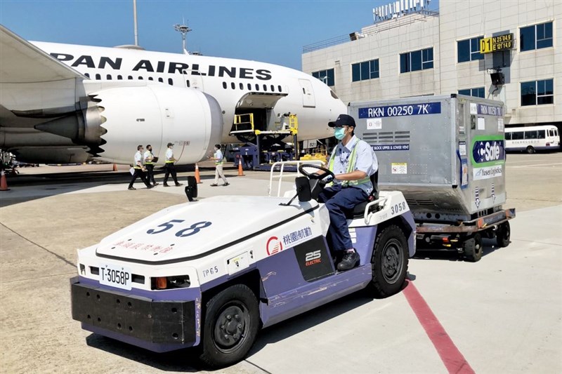 日本提供台灣的第2批113萬劑AZ疫苗8日下午運抵桃園國際機場,經拖車送往華儲貨物碼頭裝入冷鏈貨車。中央社記者吳睿騏桃園機場攝 110年7月8日