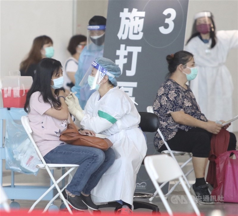 幼兒園及兒童課後照顧中心(安親班)人員列為第7類施打公費疫苗對象,教育部8日將疫苗配送到各縣市指定地點。圖為7日高雄已利用現有疫苗餘額,開放幼兒園、課照中心教職員施打疫苗。(中央社檔案照片)