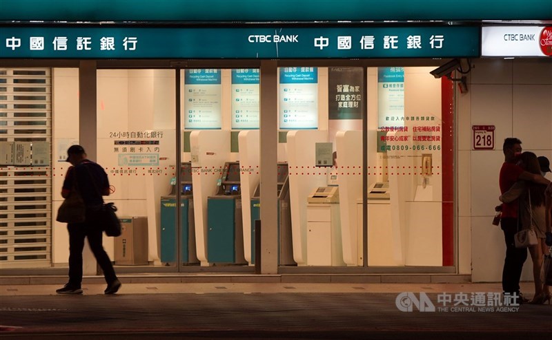 金管會8日表示,因應疫情三級警戒實施的跨行轉帳手續費減免措施將延長到26日。(中央社檔案照片)