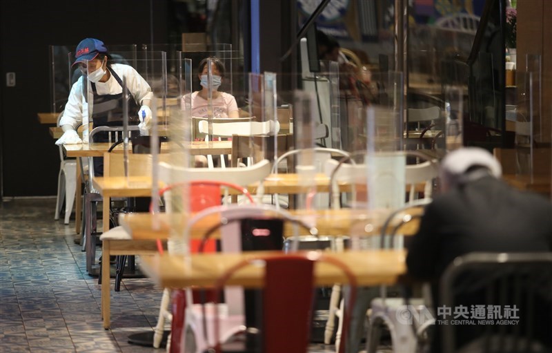 餐飲業微解封13日起有條件開放民眾內用,經濟部長王美花8日說明,地方政府有裁量權,視疫情狀況決定是否開放。(中央社檔案照片)