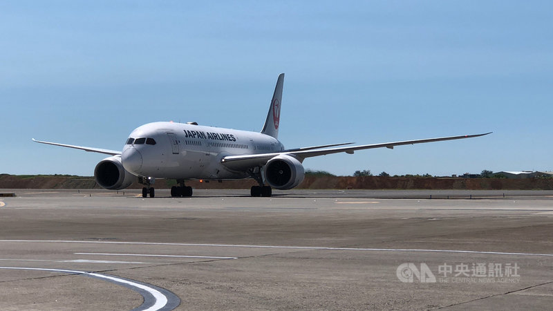 日本提供的113劑萬劑AZ疫苗,8日下午運抵桃園國際機場,經通關作業後,將由警車護送運往冷儲物流中心存放,並進行檢驗封緘作業。中央社記者吳睿騏桃園機場攝 110年7月8日