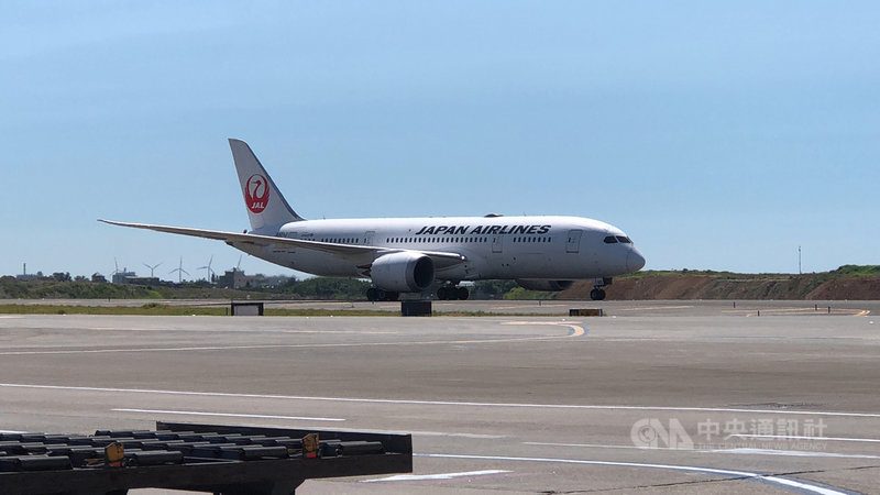 載運日本無償提供台灣第2批113萬劑AZ疫苗的日本航空公司班機,8日下午抵達桃園國際機場。中央社記者吳睿騏桃園機場攝 110年7月8日