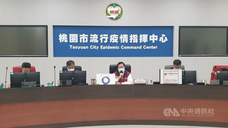國軍桃園總醫院群聚案至今累計45人確診,全院門急診等暫停14天,桃園市長鄭文燦(左3)表示,醫院9日不會恢復營運,但會與中央討論出恢復的程序表。(桃園市政府提供)中央社記者葉臻傳真 110年7月8日