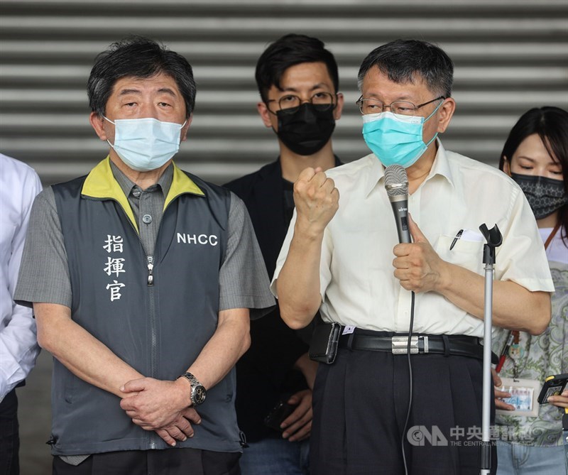 中央流行疫情指揮中心指揮官陳時中（前左）、台北市長柯文哲（前右）2日前往視察台北市環南市場，並回應媒體提問。（中央社檔案照片）