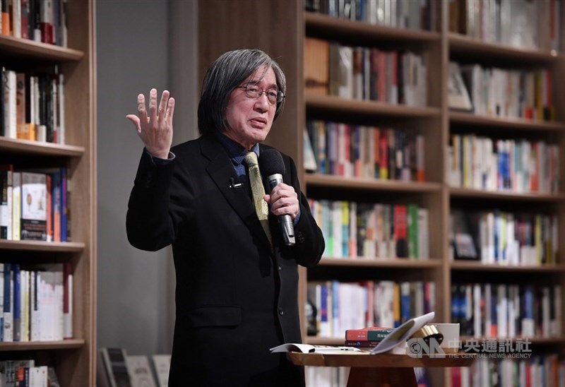 作家、上善人文基金會董事長詹宏志8日透過直播導讀美國推理名家錢德勒作品「大眠」,談作品在當時掀起的推理小說革命以及創造冷硬派偵探的可貴典型。(中央社檔案照片)