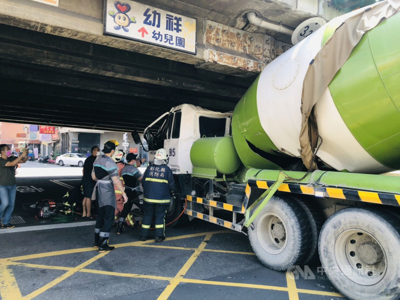 混凝土車過高撞彰化中央陸橋駕駛獲救恢復意識 社會 中央社cna