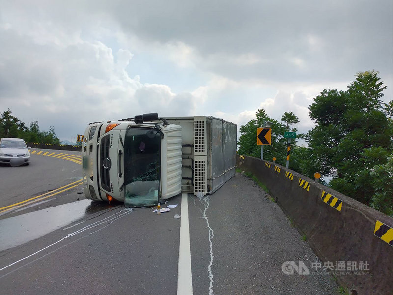 台18線阿里山公路43.5公里轉彎處9日下午發生一輛營業大貨車疑在送貨途中駕駛不慎,導致車輛翻覆意外,駕駛未受傷,僅車輛毀損;事故原因仍待釐清。(嘉義縣警局提供)中央社記者蔡智明傳真 110年7月9日